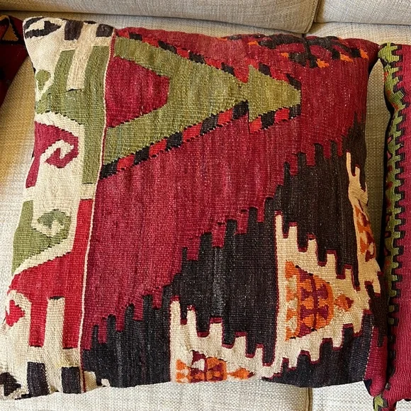 Vintage Turkish pair Kilim 20”/20” pillow and cover. Set of 2. - Picture 3 of 5